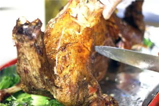 烤全羊的上菜仪式