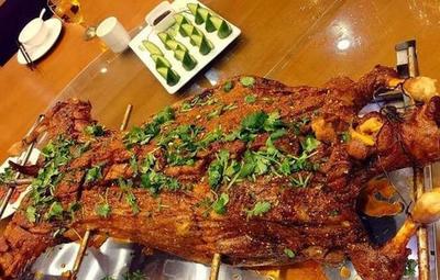 公司年底聚餐, 这一只烤全羊花费了1800块, 你们觉得值这钱吗