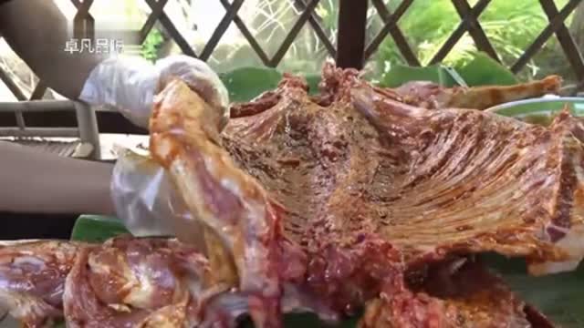 烤全羊烧烤制作的过程也是个视觉享受,烤得表皮金黄酥脆