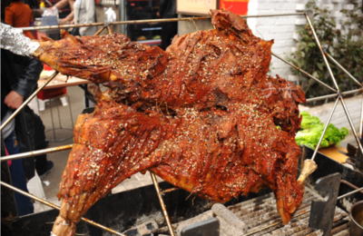 10个人吃烤全羊,一只小羊都没吃完