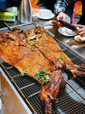 烤全羊——草原上的美食盛宴