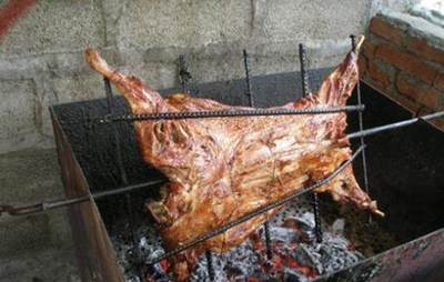 农村烤全羊现场,动静整的有点大