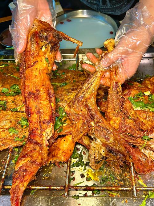 不用去郊区,在南坪步行街就能吃到烤全羊!