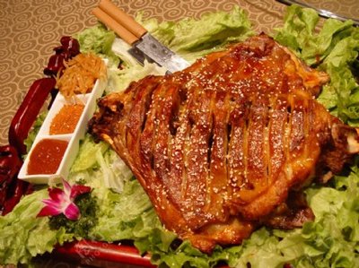 草原盛宴 蒙古烤羊背与烤全羊的魅力掠影