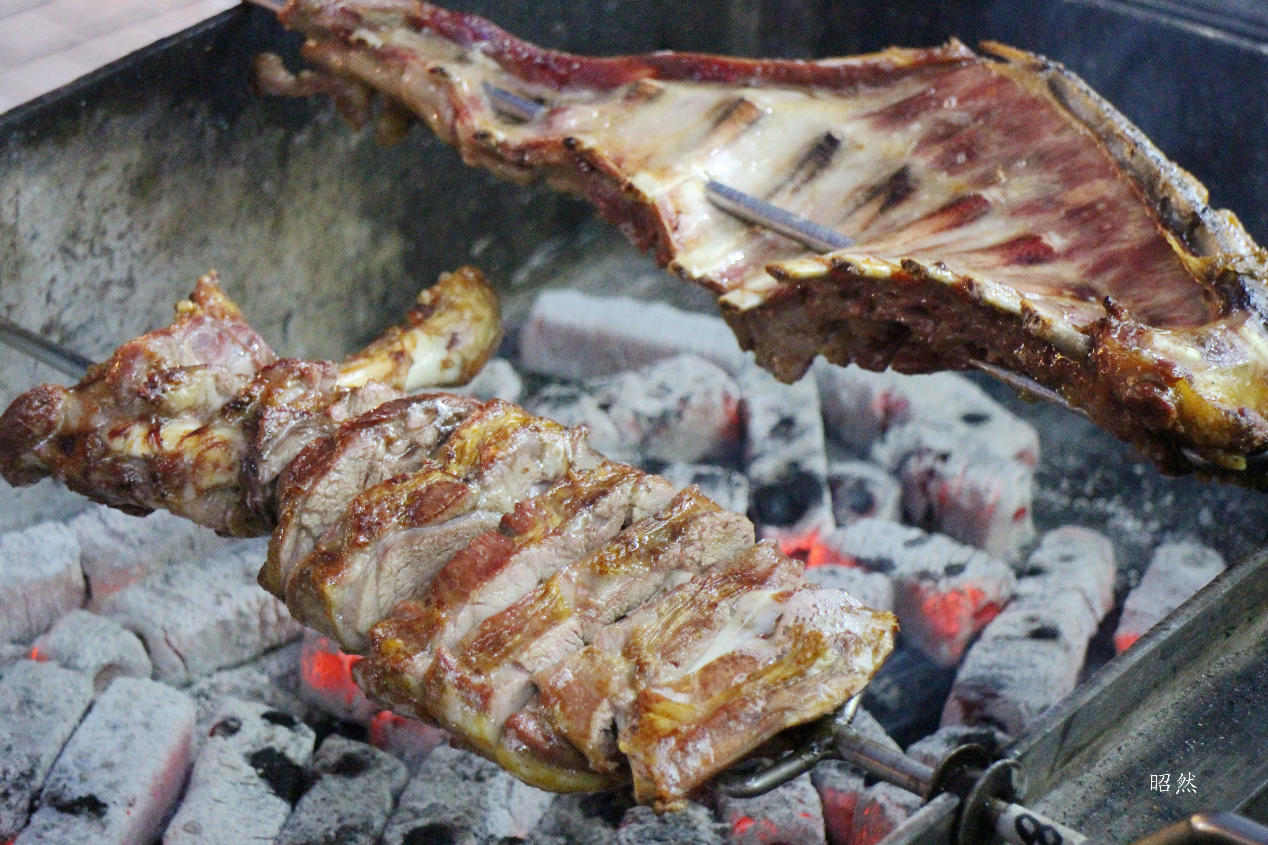 从“羊上房”到烤全羊 一场豪迈的美食盛宴