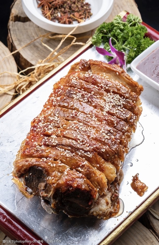 烤羊脖与烤全羊 草原风味的双重盛宴